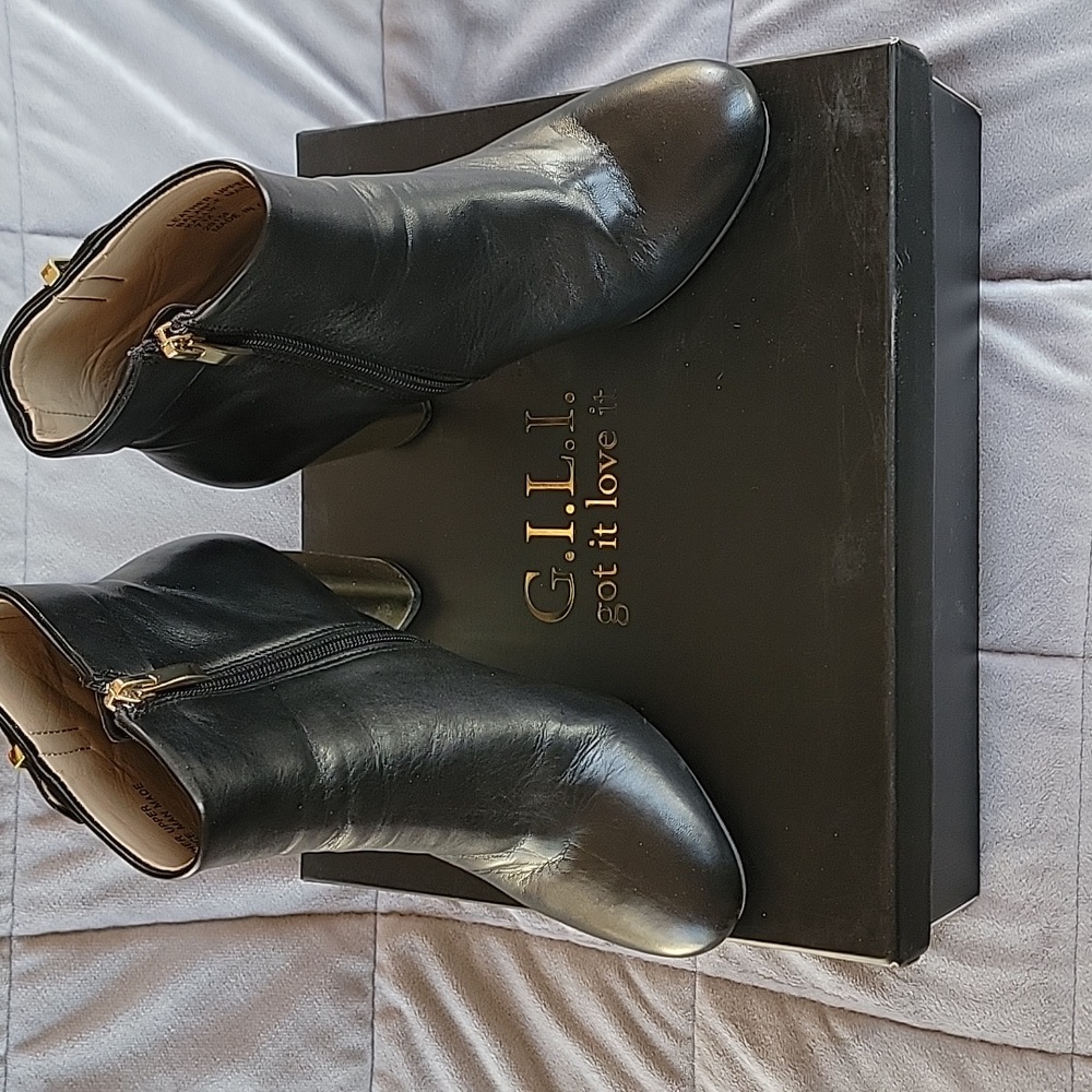 G.I.L.I Black leather size 7 ankle boots with gold hardware and rounded heel
